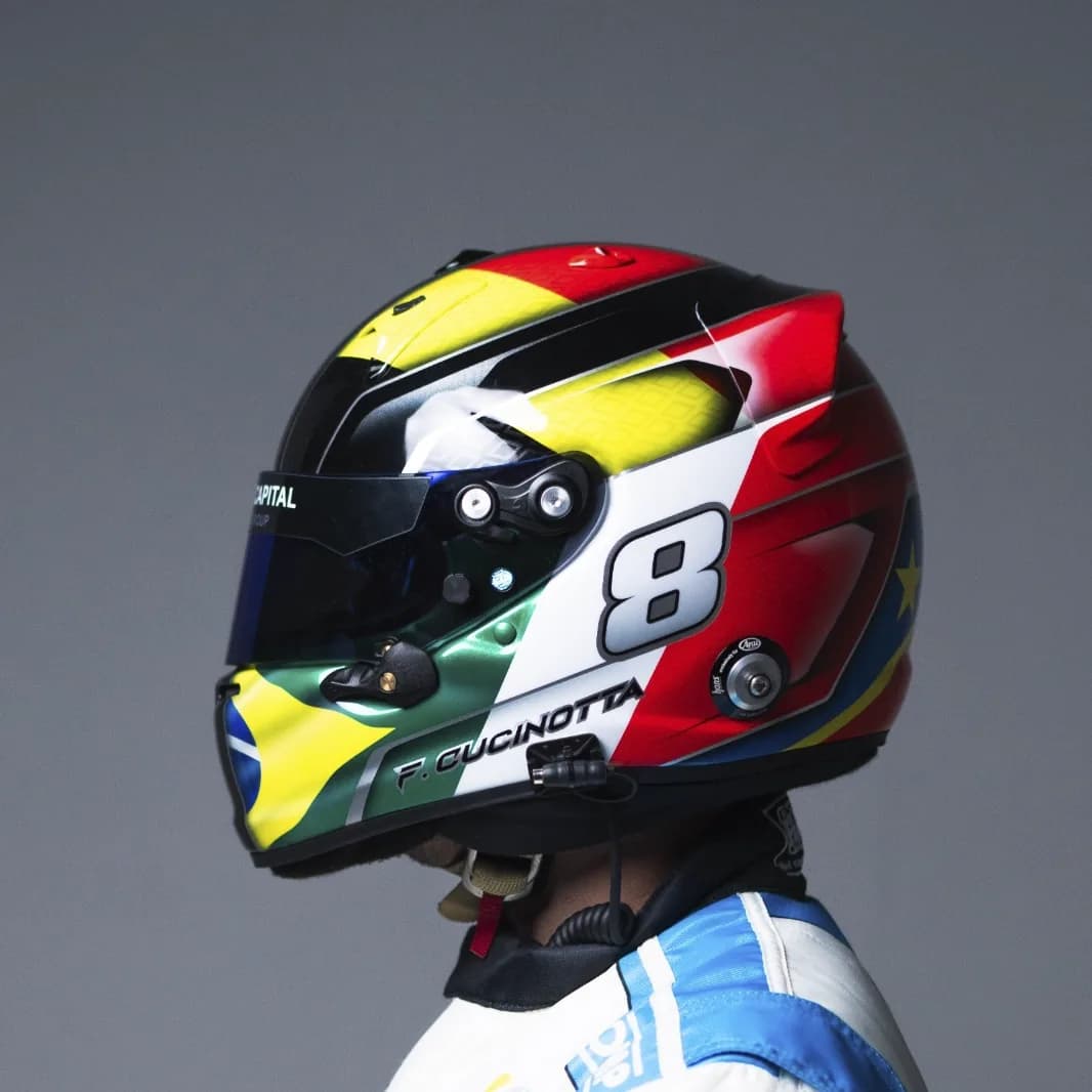 Capacete de Francesco Cucinotta de perfil — faixas belgas, brasileiras e italianas